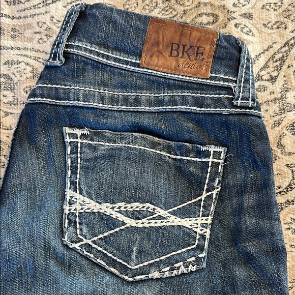 Buckle BKE Culture Medium Wash Capri Cuffed Denim - Picture 4 of 4